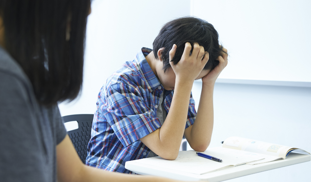 頭かかえる学生