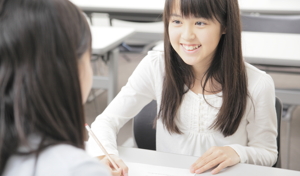 他学年の授業を受ける女子高生